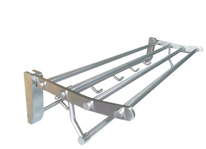 毛巾托要離開地面50cm位置；剛好離洗手池較近